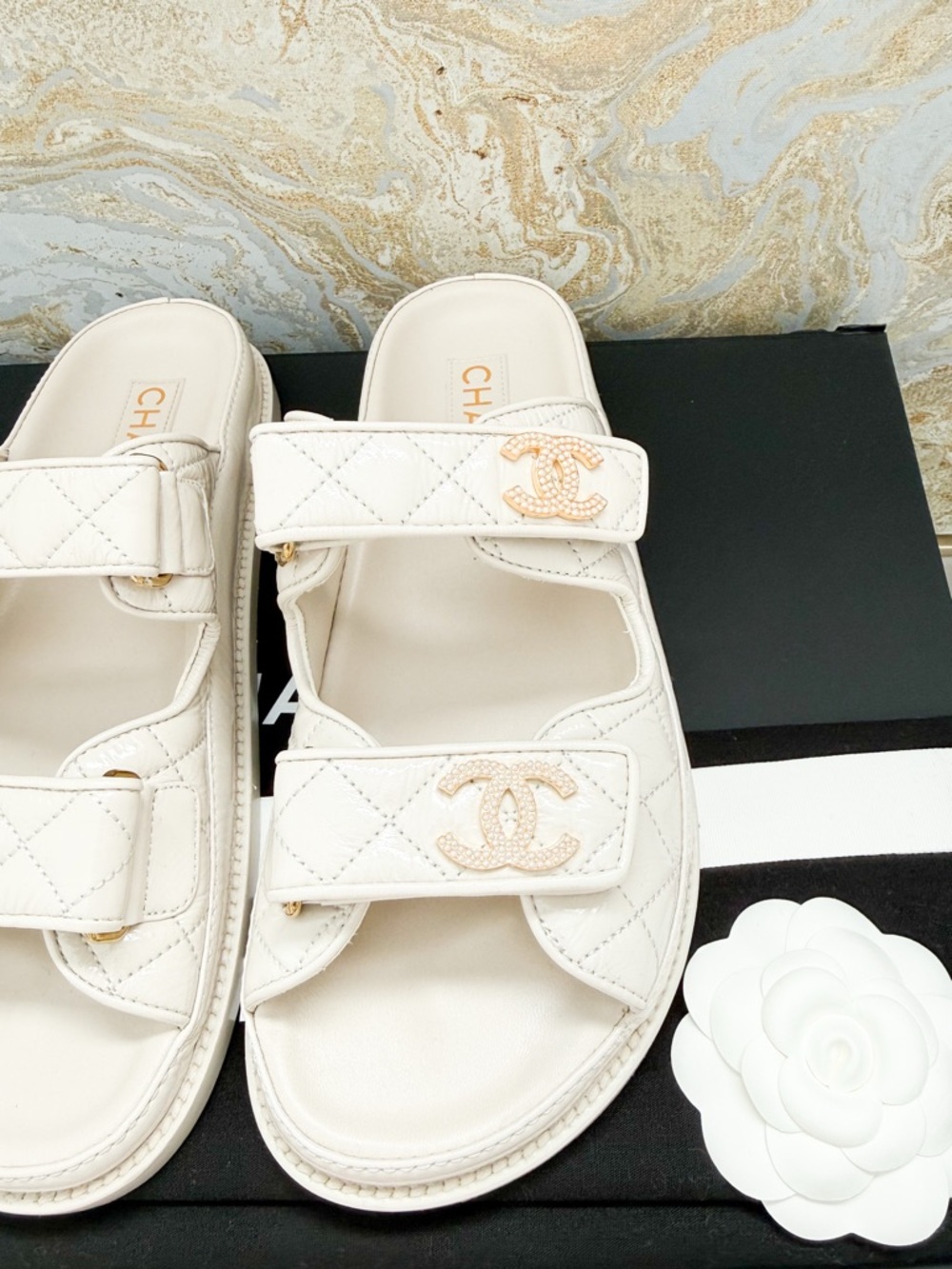 New! Chanel Dad CC Shiny Calfskin Pearl Quilted Slide Sandals - Picture 5 of 9